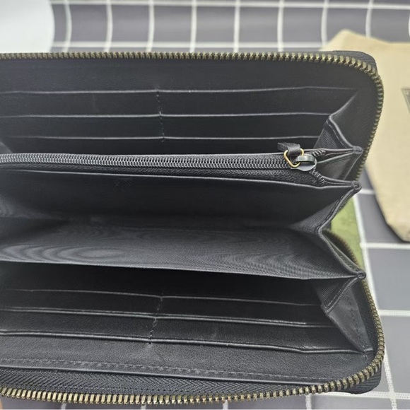 Gucci Black Wallet with Gold Logo - Picture 5 of 6